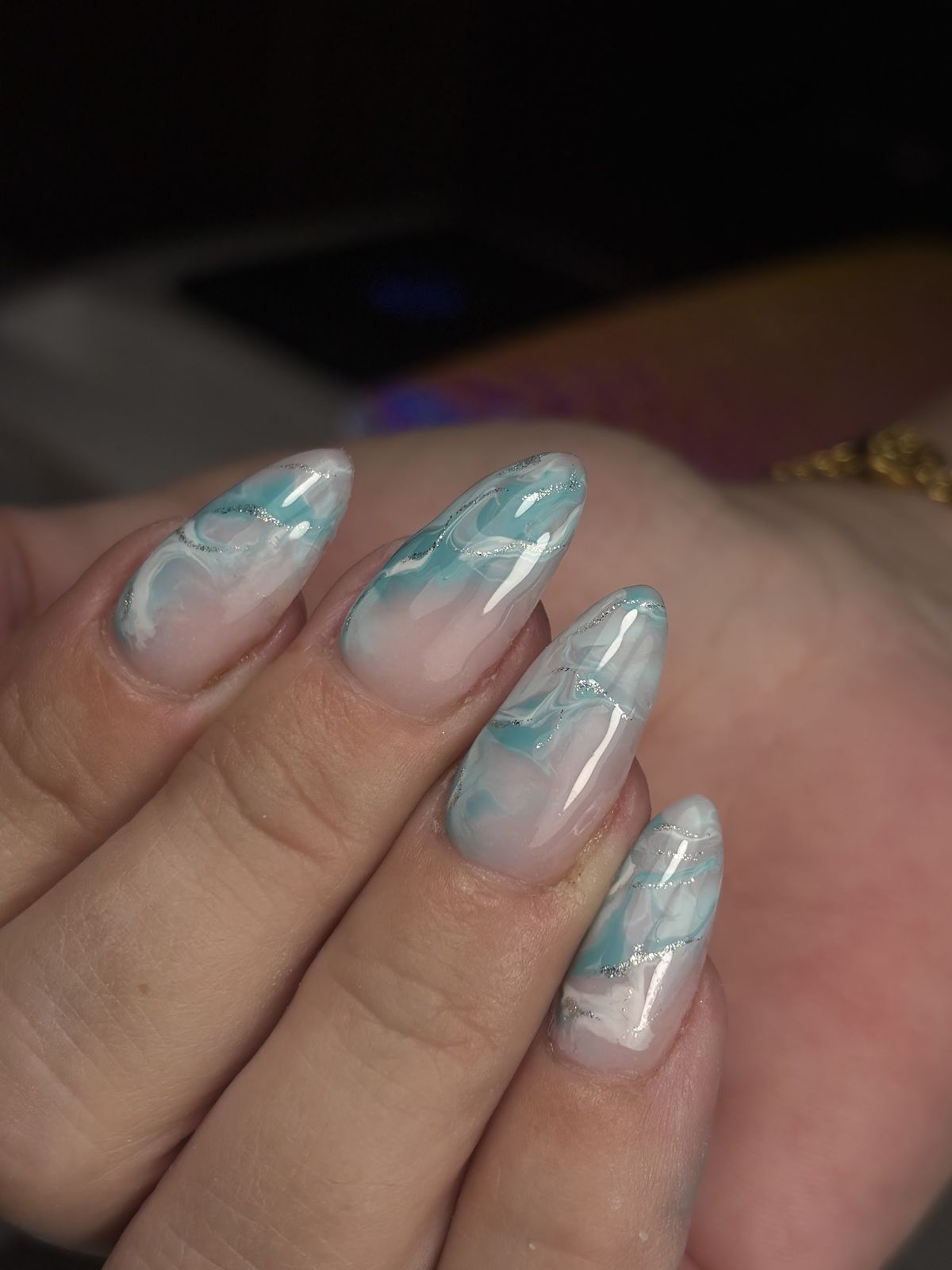 Amandelvormige nagels met turquoise en witte marmer nail art