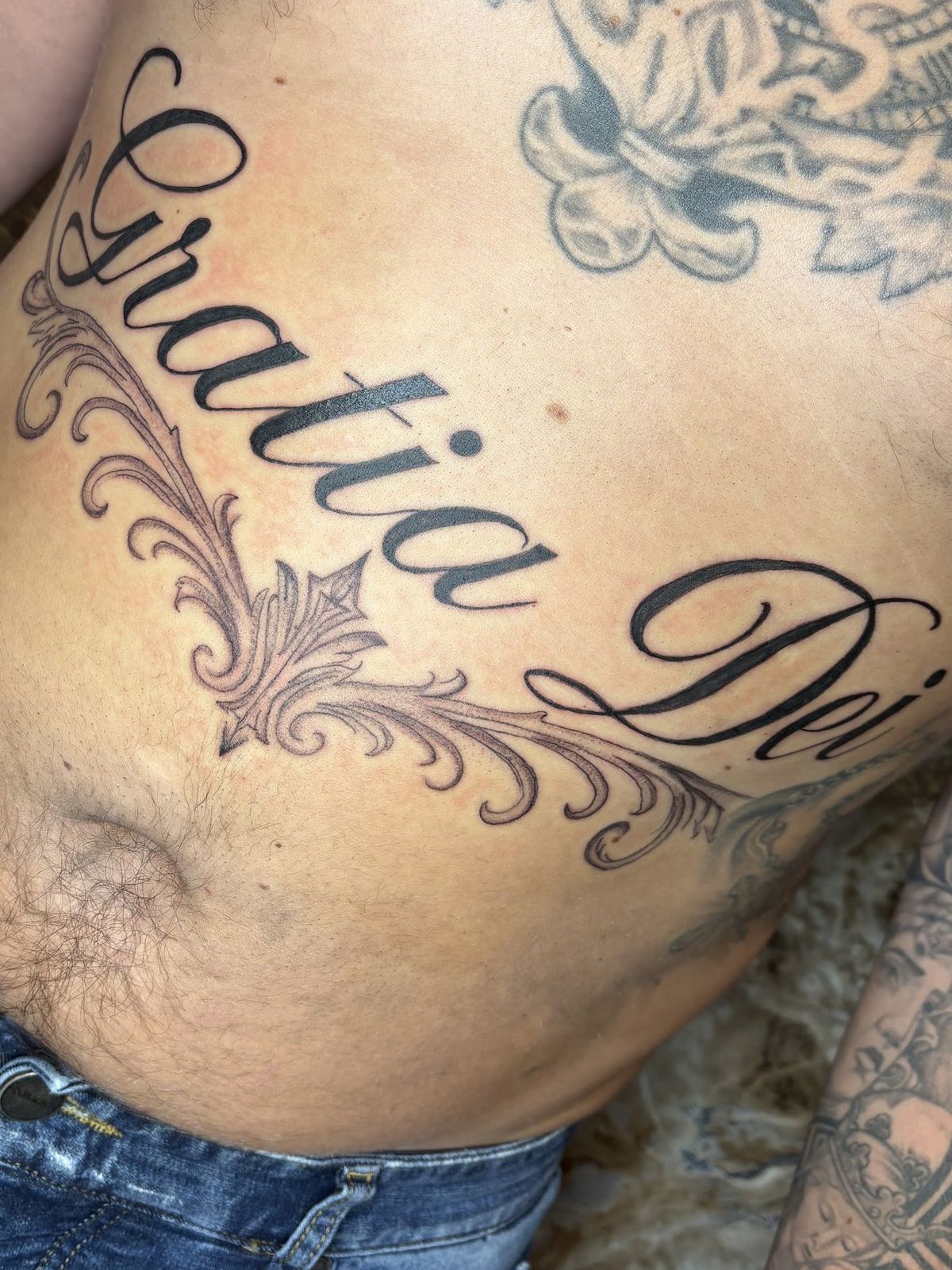 Lettertattoo Gratia Dei met ornament