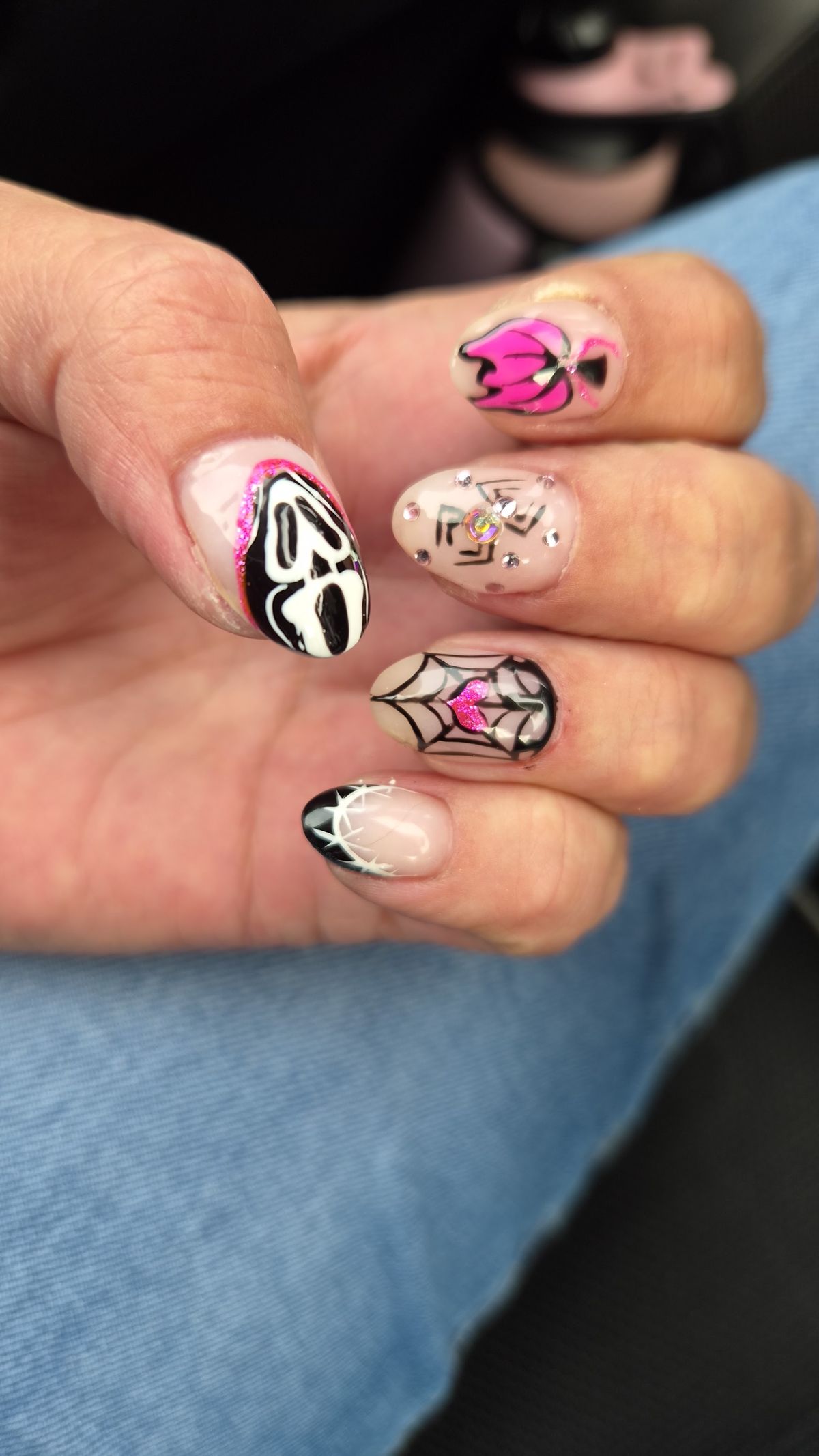 Halloween nail art met Scream-masker en spinnenweb