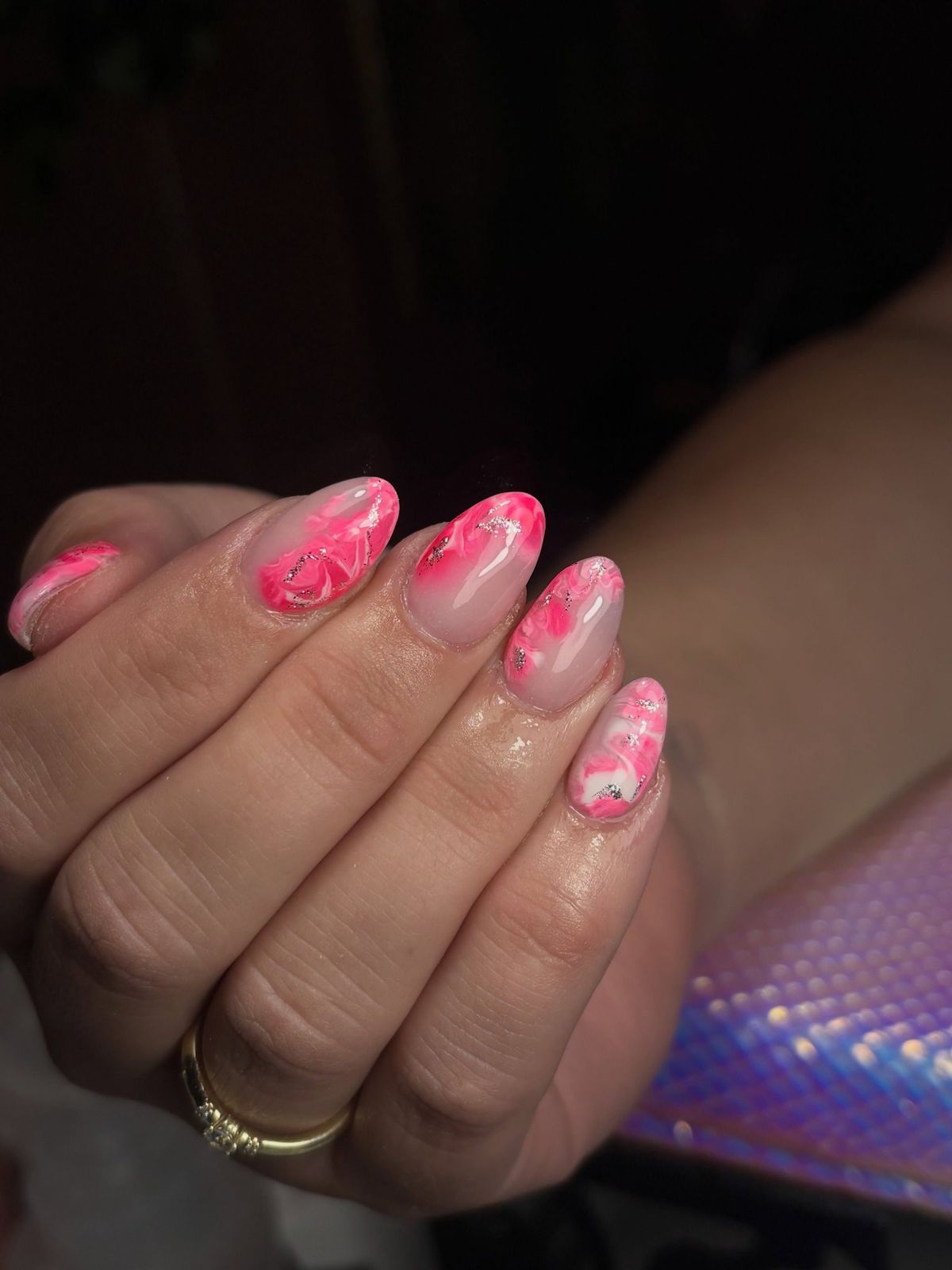 Roze marmer nail art op amandelvormige nagels