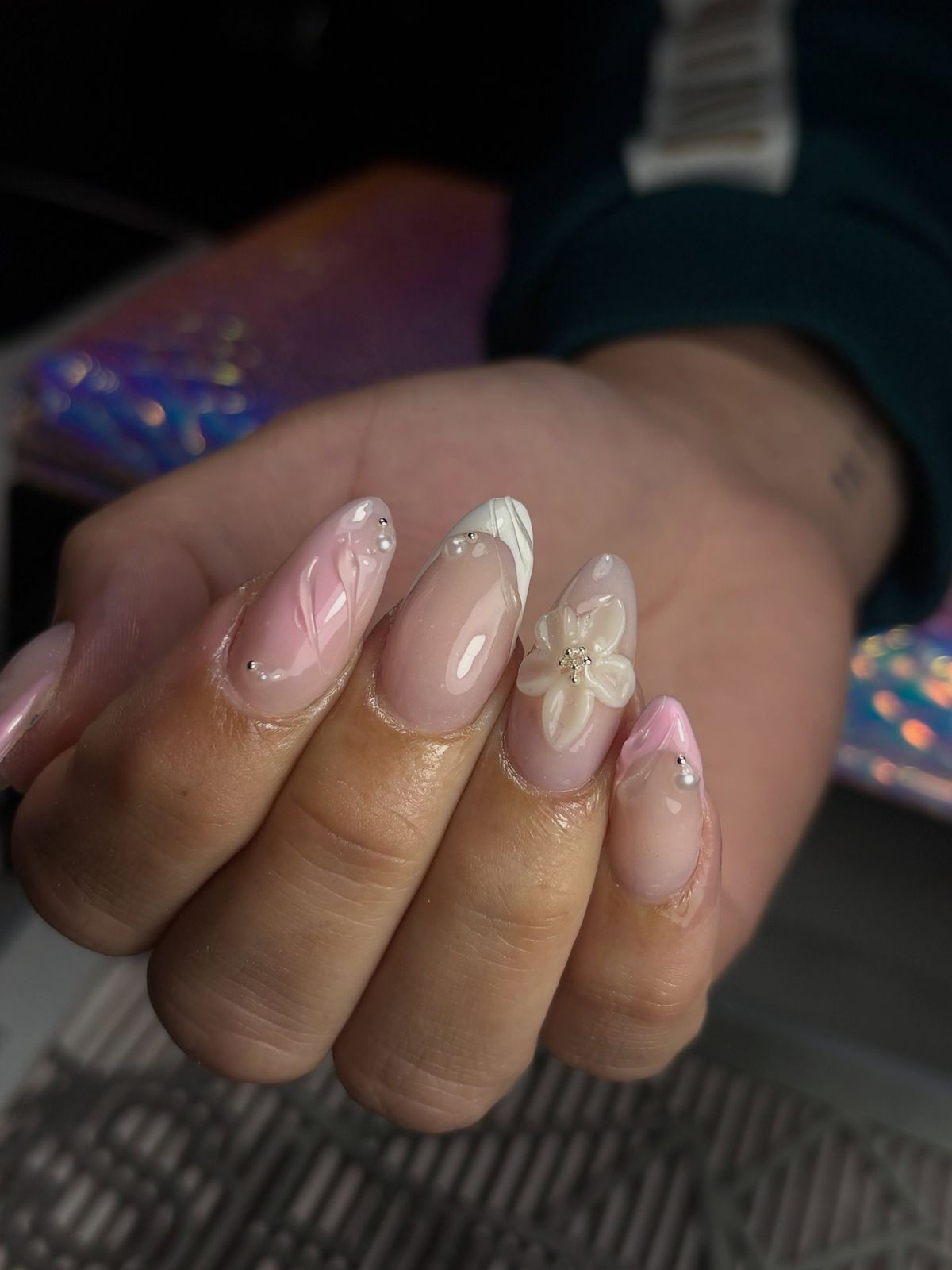 Naturel nagels met roze marmer en een 3D bloem als accent